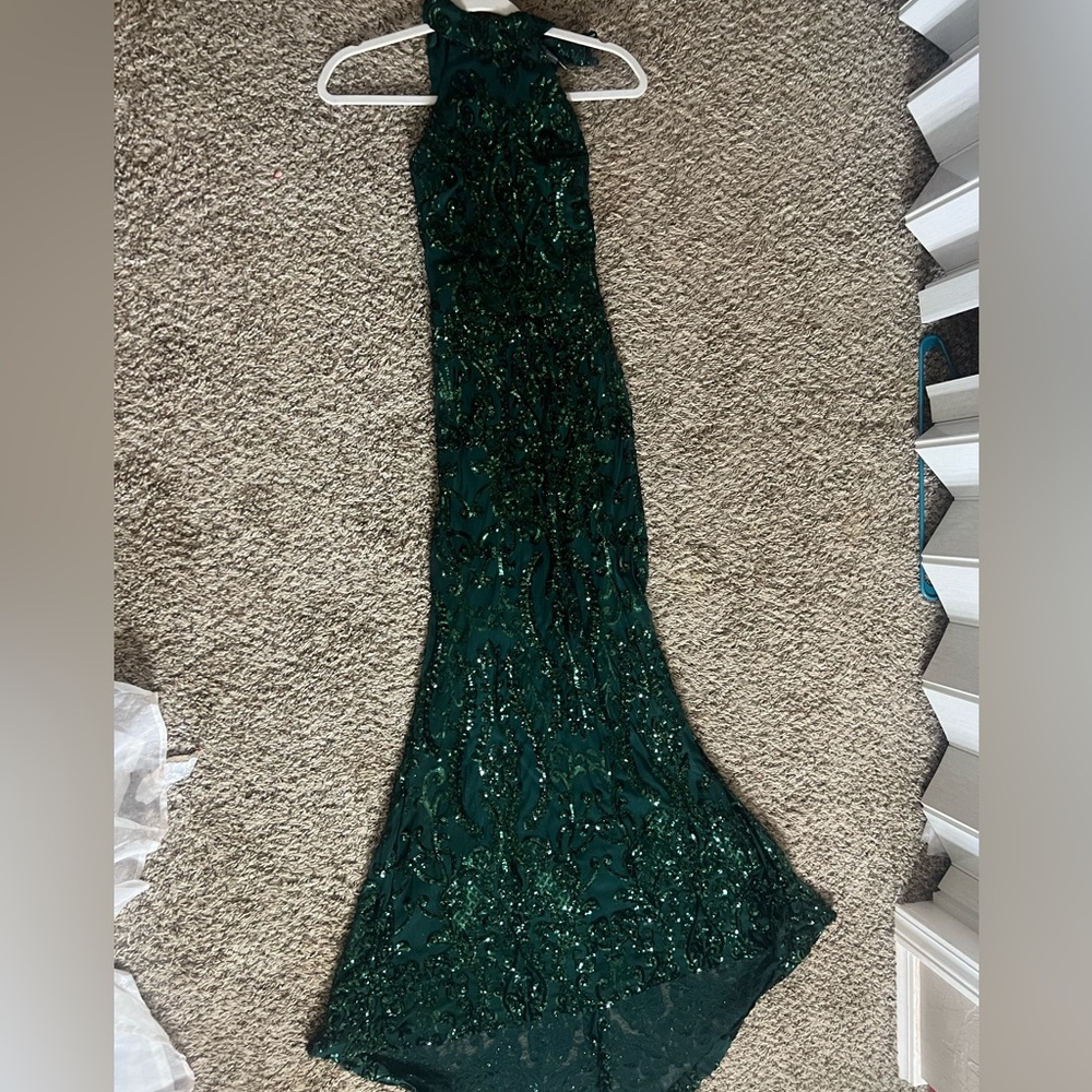 Selling prom dress :) Does not tell me brand, but was bought from Dillards.